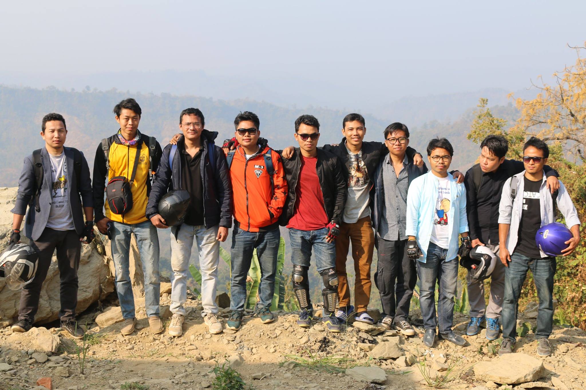 Group photo while traveling to Kewkradong