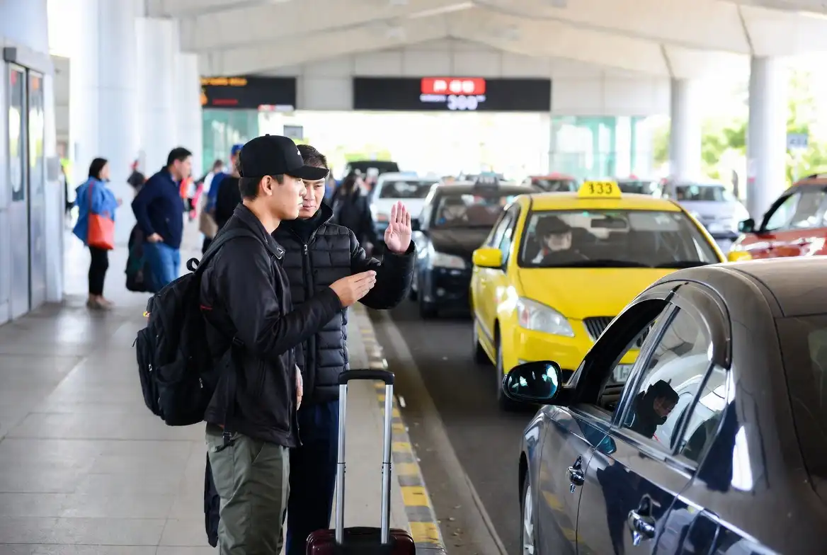 tourist declining approach from unlicensed driver near official taxi rank