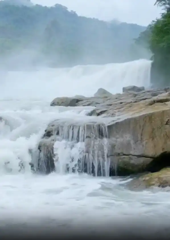 Nafakhum waterfall trek: wet rocks, misty finish