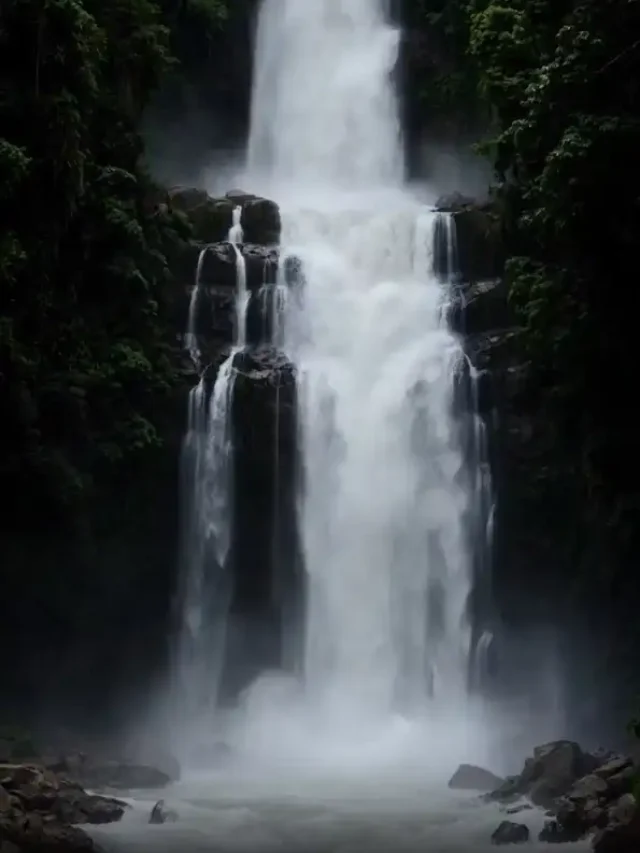 Full View of a Unknown Waterfall
