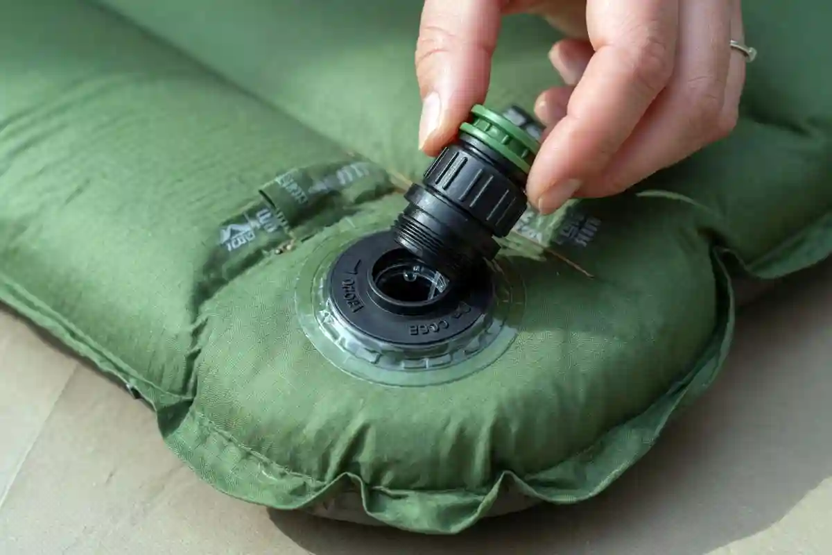 Twist valve on a self-inflating sleeping pad
